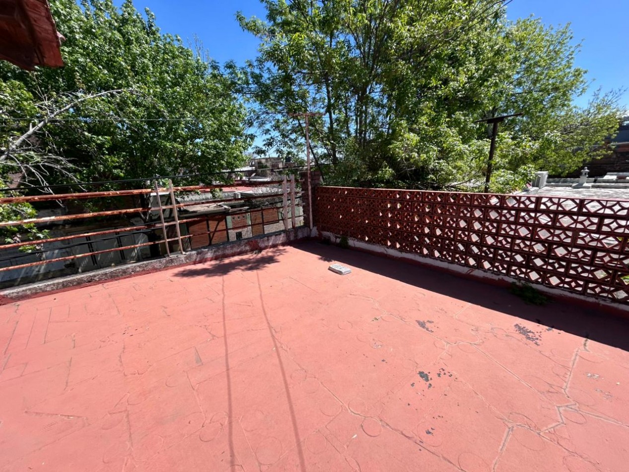 Barcelona 4700, amplia casa a refaccionar de 4 dormitorios, ideal inversion.