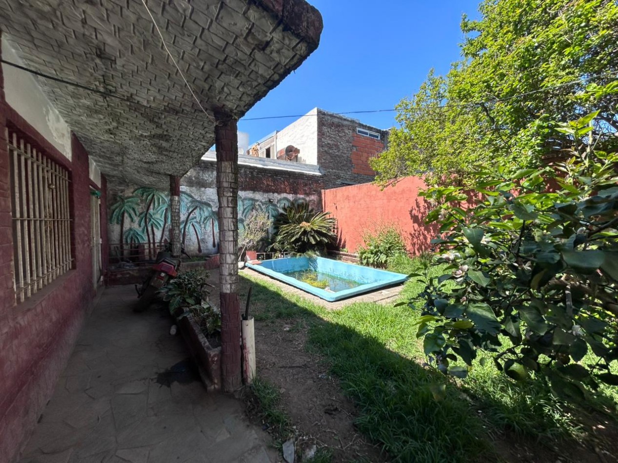 Barcelona 4700, amplia casa a refaccionar de 4 dormitorios, ideal inversion.