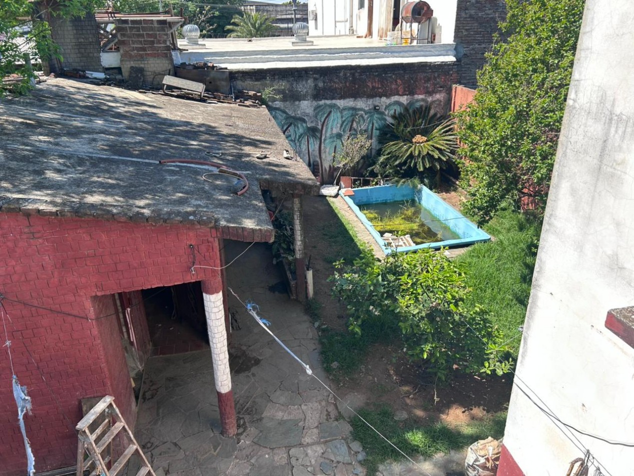 Barcelona 4700, amplia casa a refaccionar de 4 dormitorios, ideal inversion.