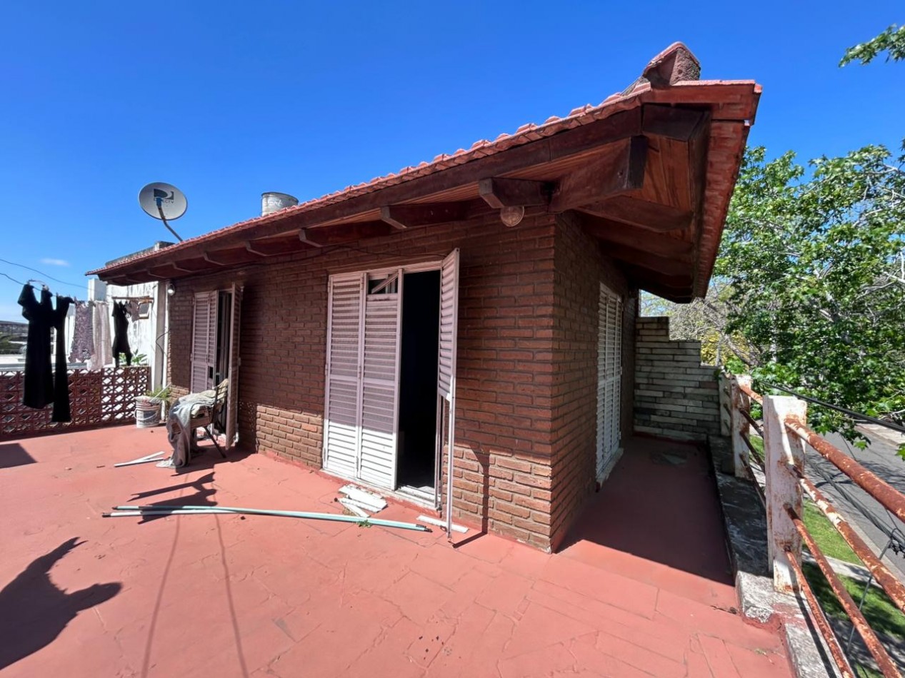 Barcelona 4700, amplia casa a refaccionar de 4 dormitorios, ideal inversion.