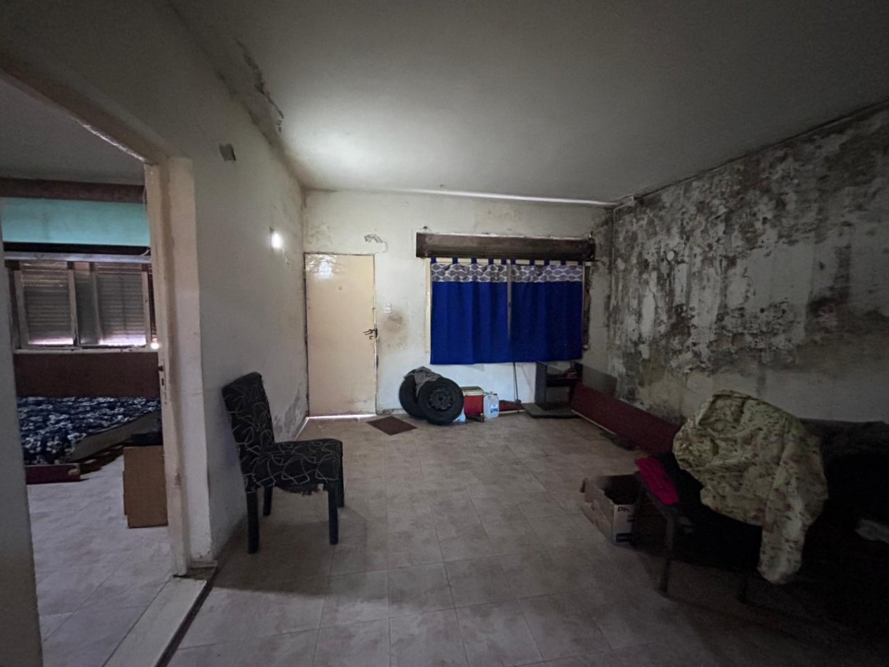 Barcelona 4700, amplia casa a refaccionar de 4 dormitorios, ideal inversion.