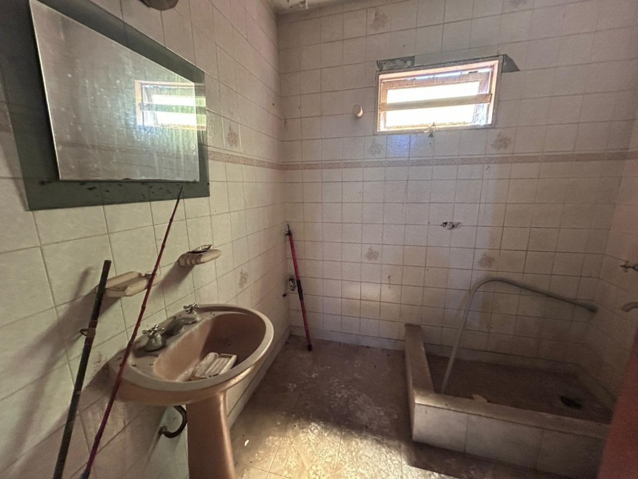 Barcelona 4700, amplia casa a refaccionar de 4 dormitorios, ideal inversion.