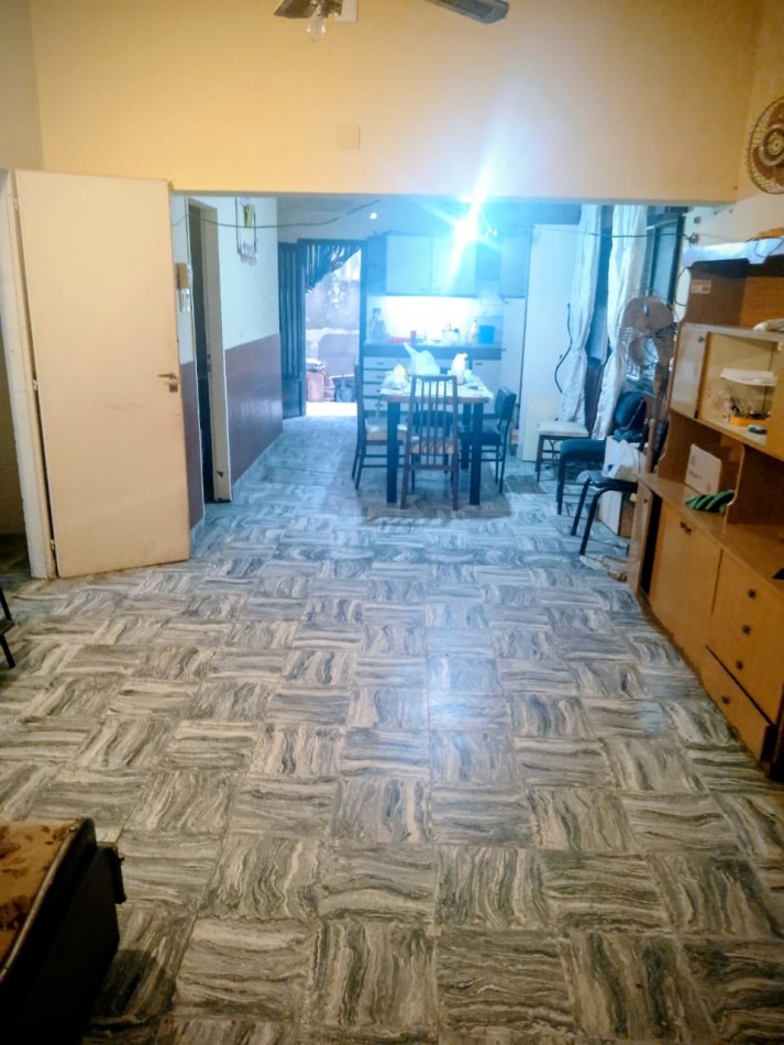 Av Nuestra Señora del Rosario 1200, casa de 6 dormitorios, amplia propiedad.