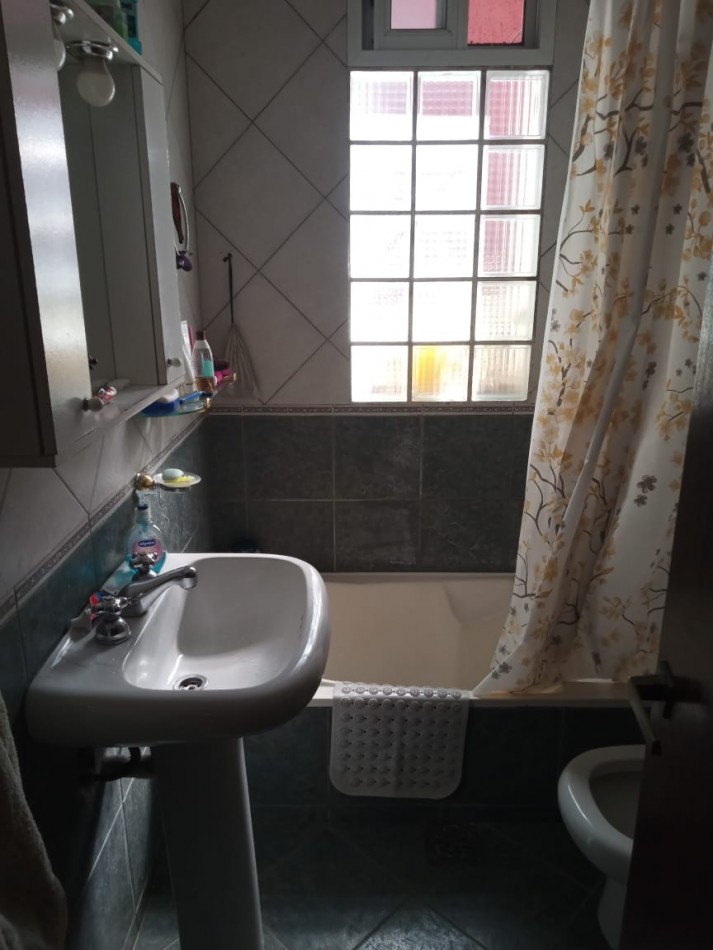 Tte Agneta 1900, casa 3 dormitorios, mas departamento.