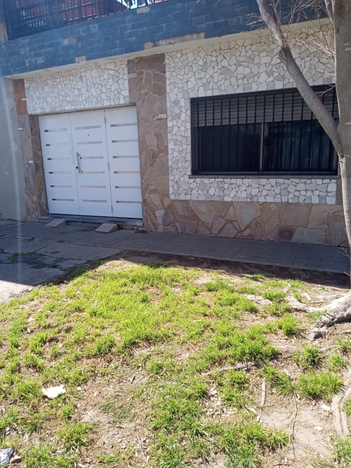 Tte Agneta 1900, casa 3 dormitorios, mas departamento.