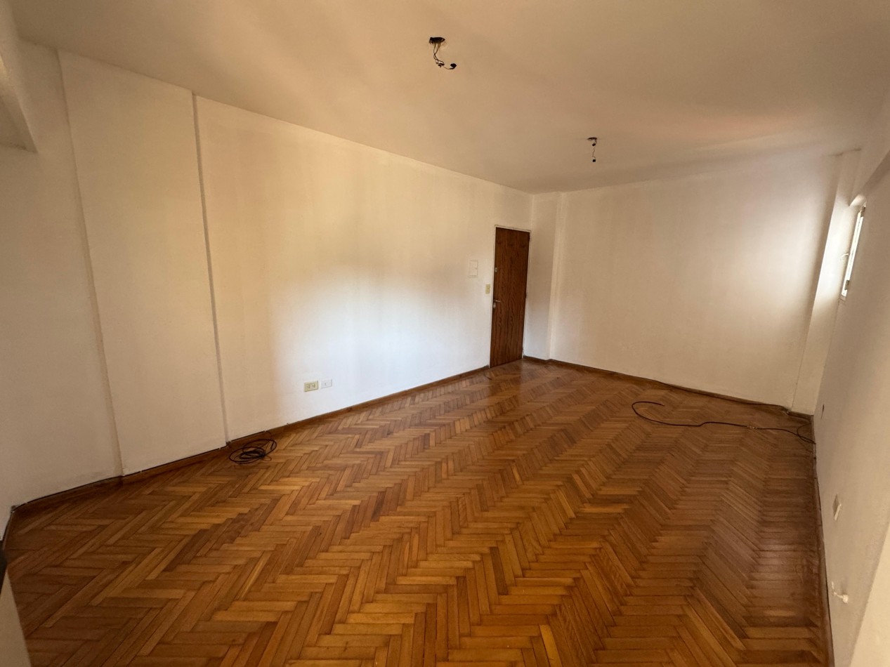 Callao 1300, dos dormitorios, cochera, contrafrente.