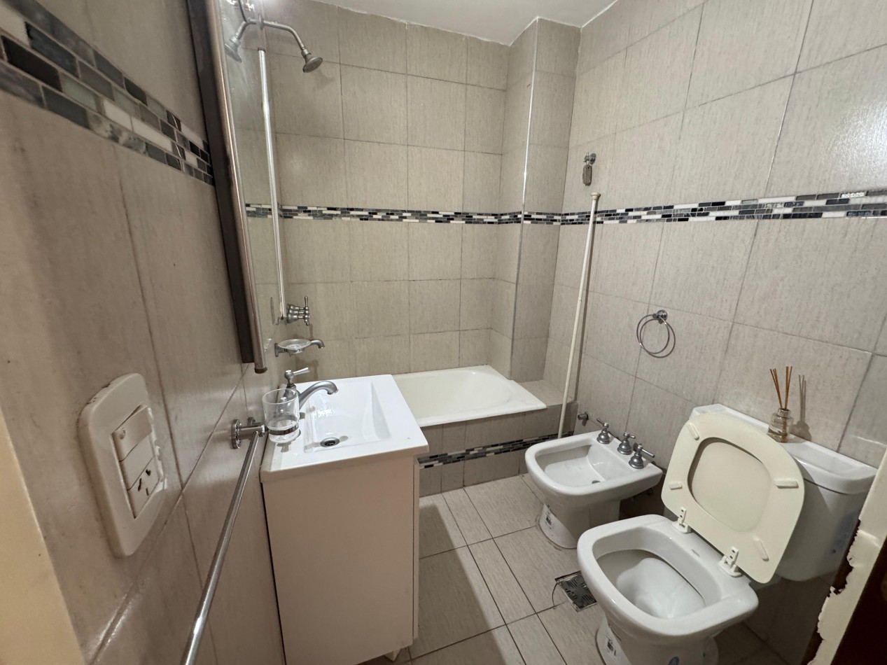 Callao 1300, dos dormitorios, cochera, contrafrente.