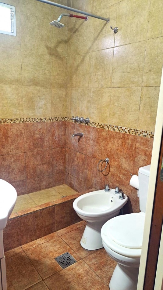 La Carolina, el Viraro al 6100, casa amplia de 3 dormitorios, quincho, pileta y patio.