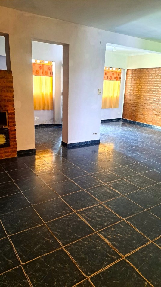 La Carolina, el Viraro al 6100, casa amplia de 3 dormitorios, quincho, pileta y patio.
