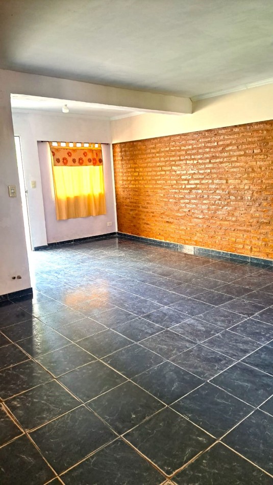 La Carolina, el Viraro al 6100, casa amplia de 3 dormitorios, quincho, pileta y patio.