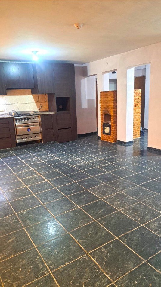 La Carolina, el Viraro al 6100, casa amplia de 3 dormitorios, quincho, pileta y patio.