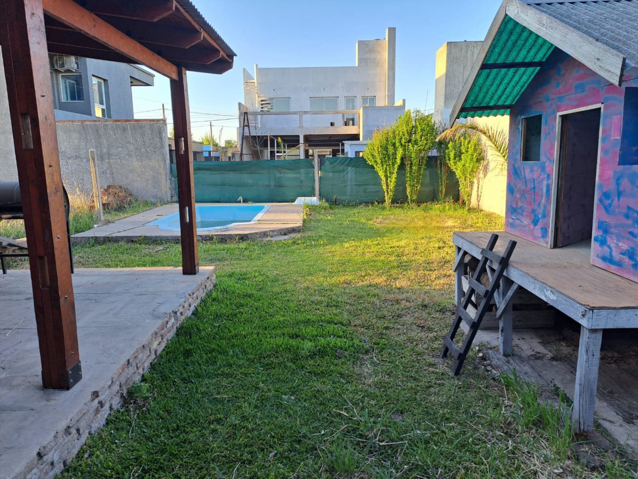 La Carolina, el Viraro al 6100, casa amplia de 3 dormitorios, quincho, pileta y patio.