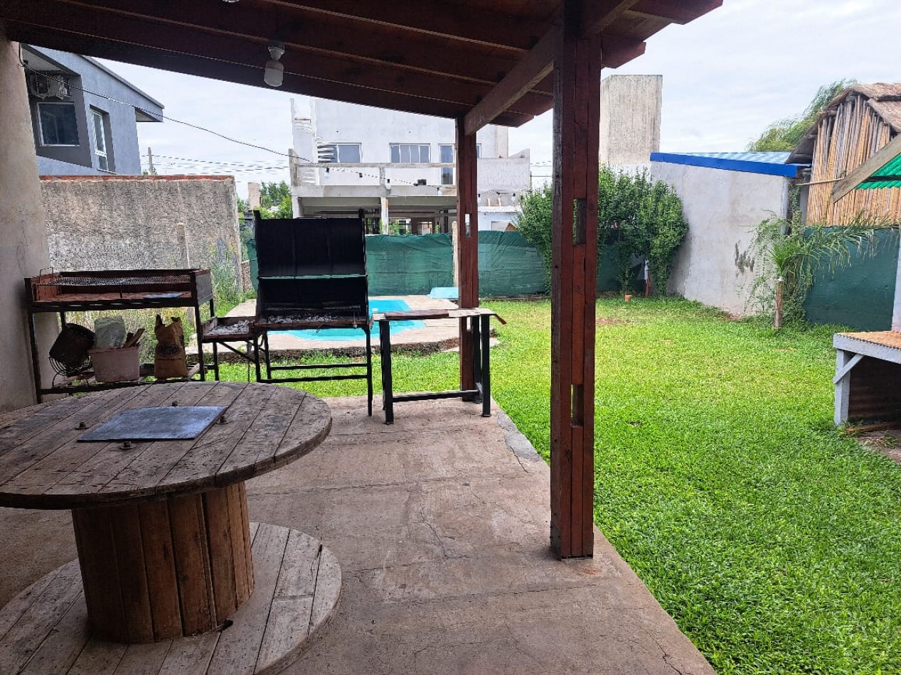 La Carolina, el Viraro al 6100, casa amplia de 3 dormitorios, quincho, pileta y patio.