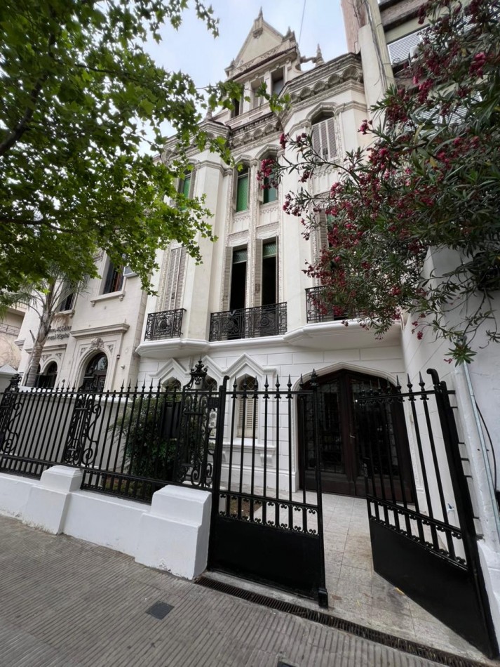 Bv Oroño 400, importante propiedad de 9 ambientes amplios, ideal oficinas.