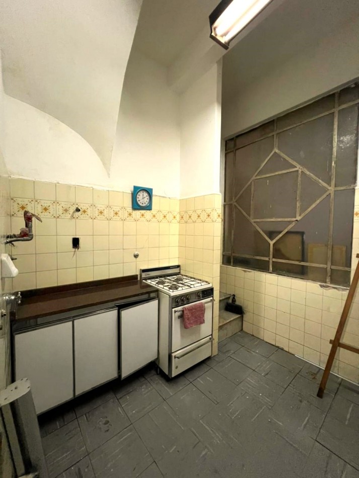 Bv Oroño 400, importante propiedad de 9 ambientes amplios, ideal oficinas.