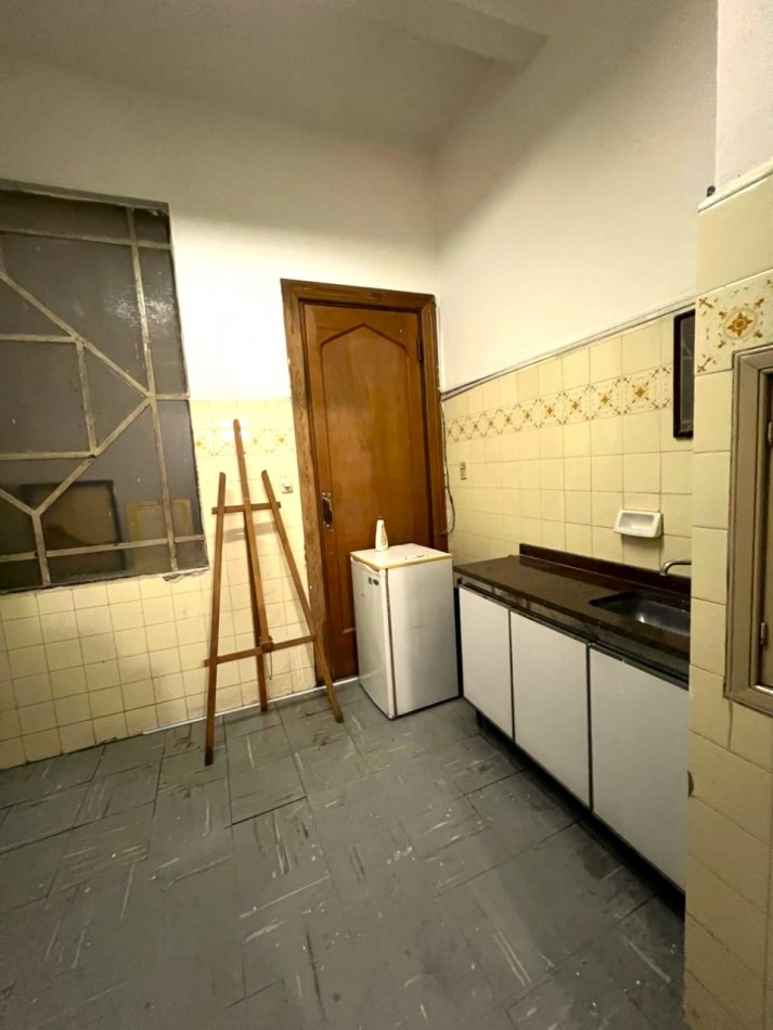 Bv Oroño 400, importante propiedad de 9 ambientes amplios, ideal oficinas.