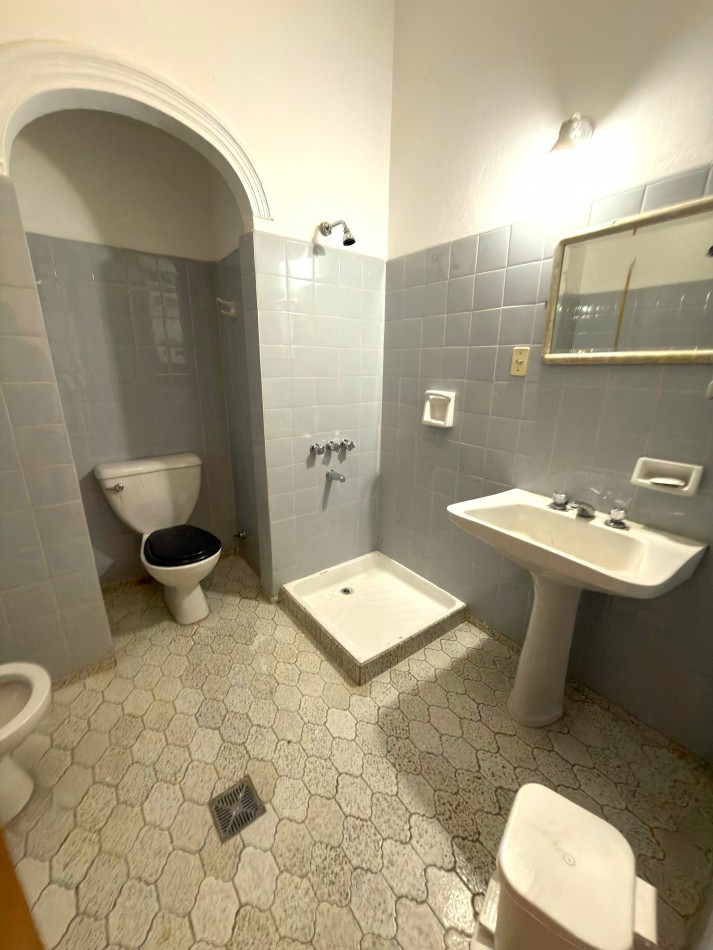 Bv Oroño 400, importante propiedad de 9 ambientes amplios, ideal oficinas.