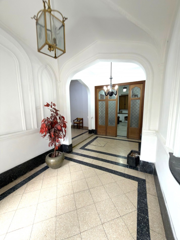 Bv Oroño 400, importante propiedad de 9 ambientes amplios, ideal oficinas.