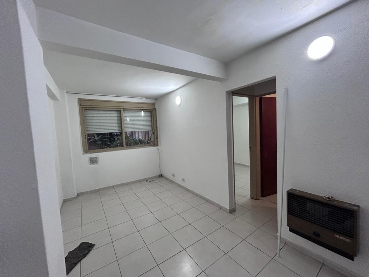 Urquiza 2000, departamento un dormitorio, primer piso. 