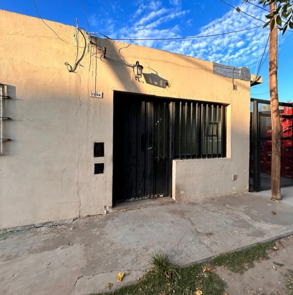 H Pujato 7995, dos dormitorios, cochera, patio amplio.