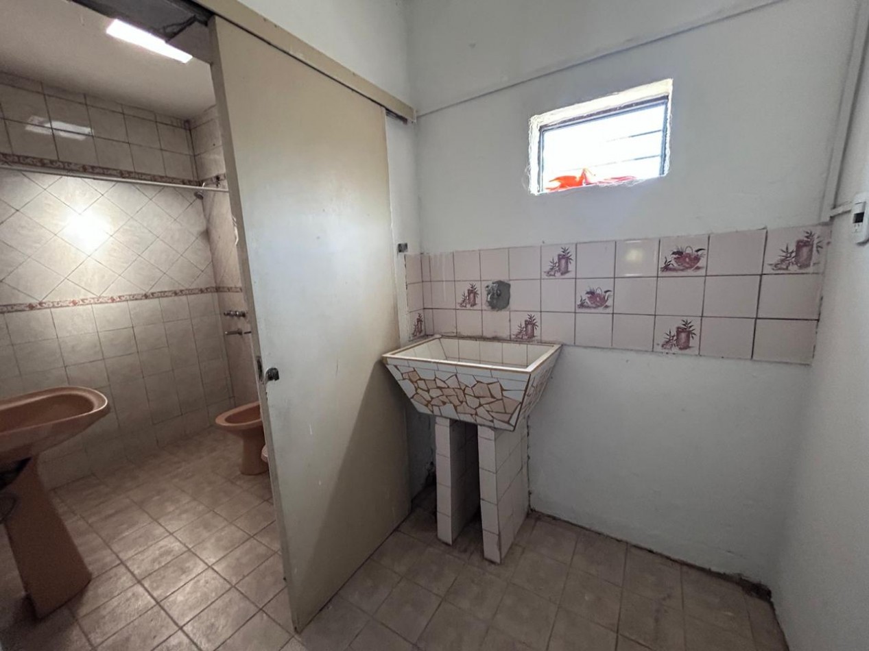 H Pujato 7995, dos dormitorios, cochera, patio amplio.