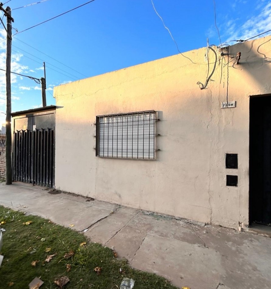 H Pujato 7995, dos dormitorios, cochera, patio amplio.