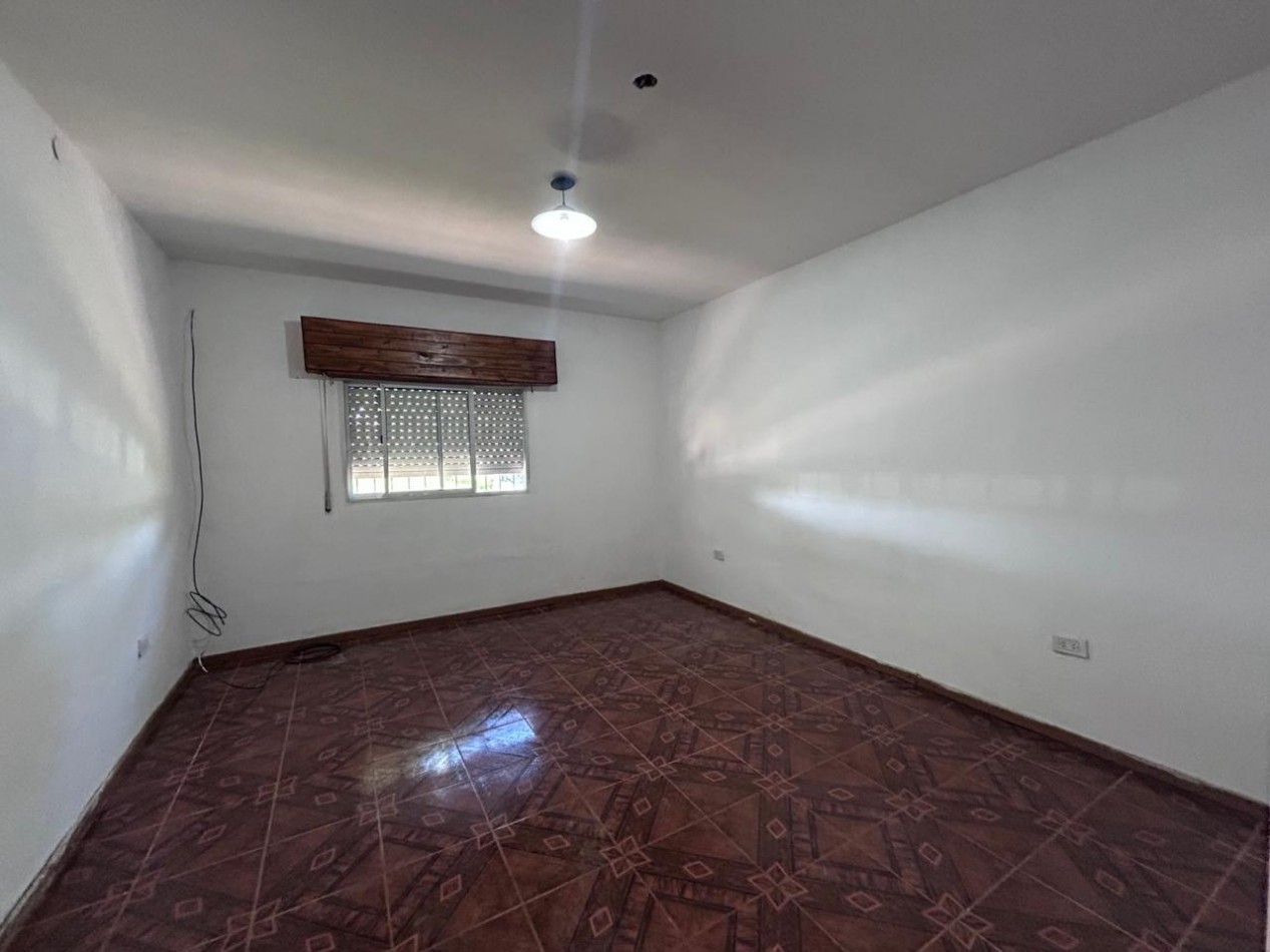 H Pujato 7995, dos dormitorios, cochera, patio amplio.