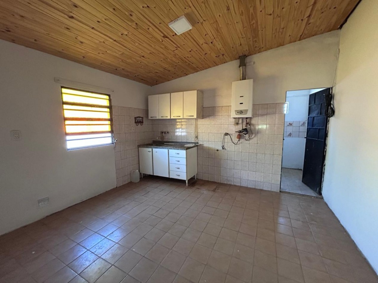 H Pujato 7995, dos dormitorios, cochera, patio amplio.