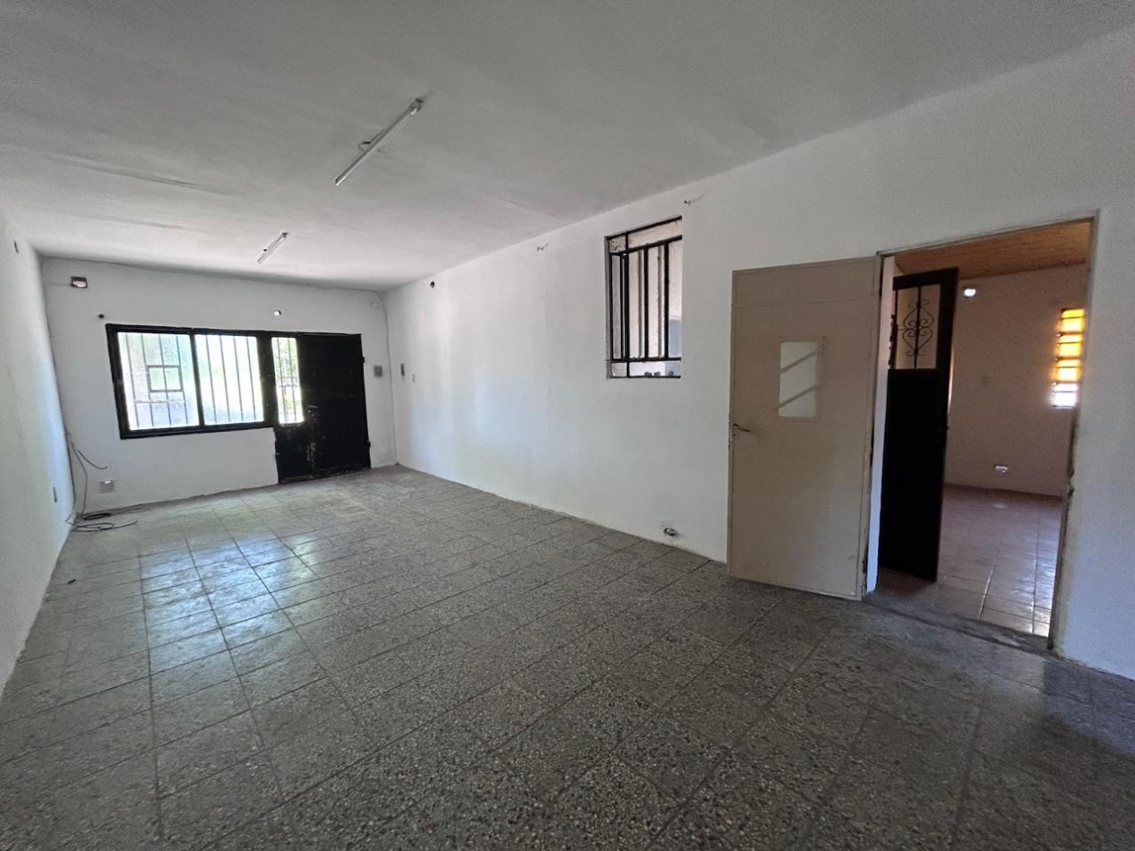 H Pujato 7995, dos dormitorios, cochera, patio amplio.