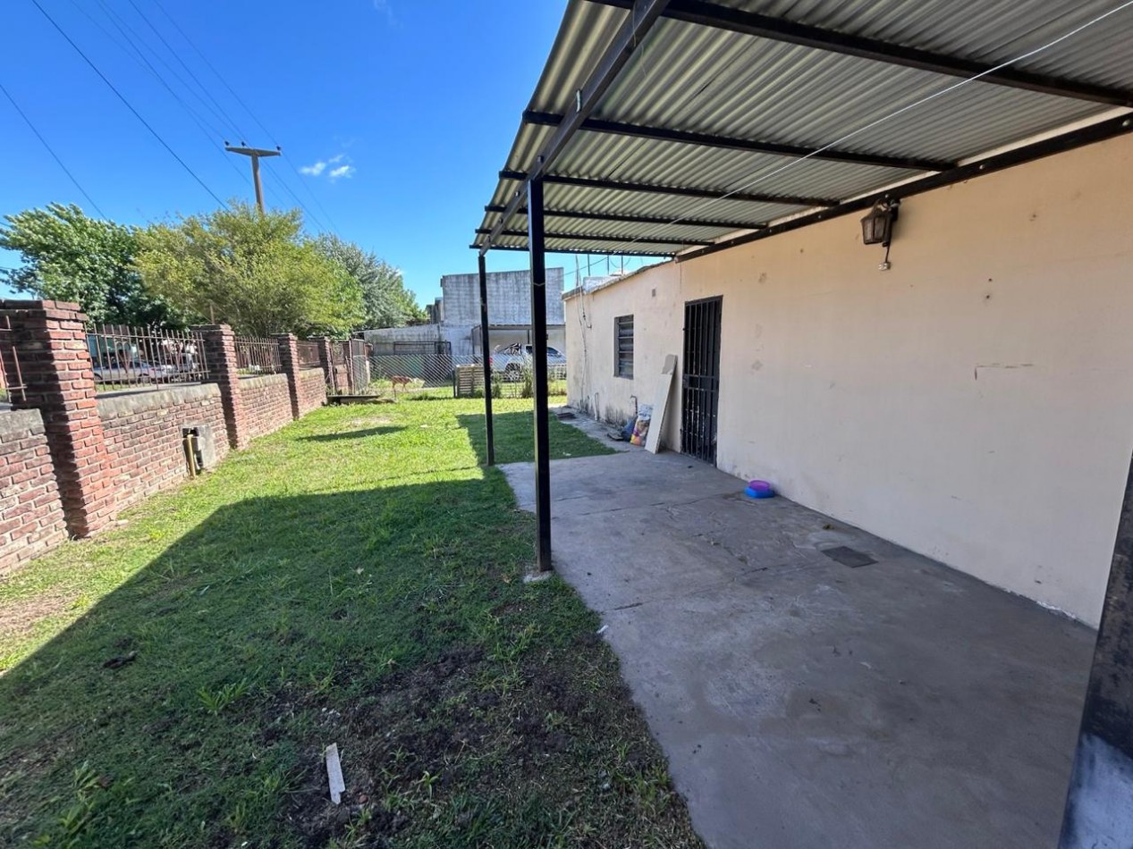 H Pujato 7995, dos dormitorios, cochera, patio amplio.