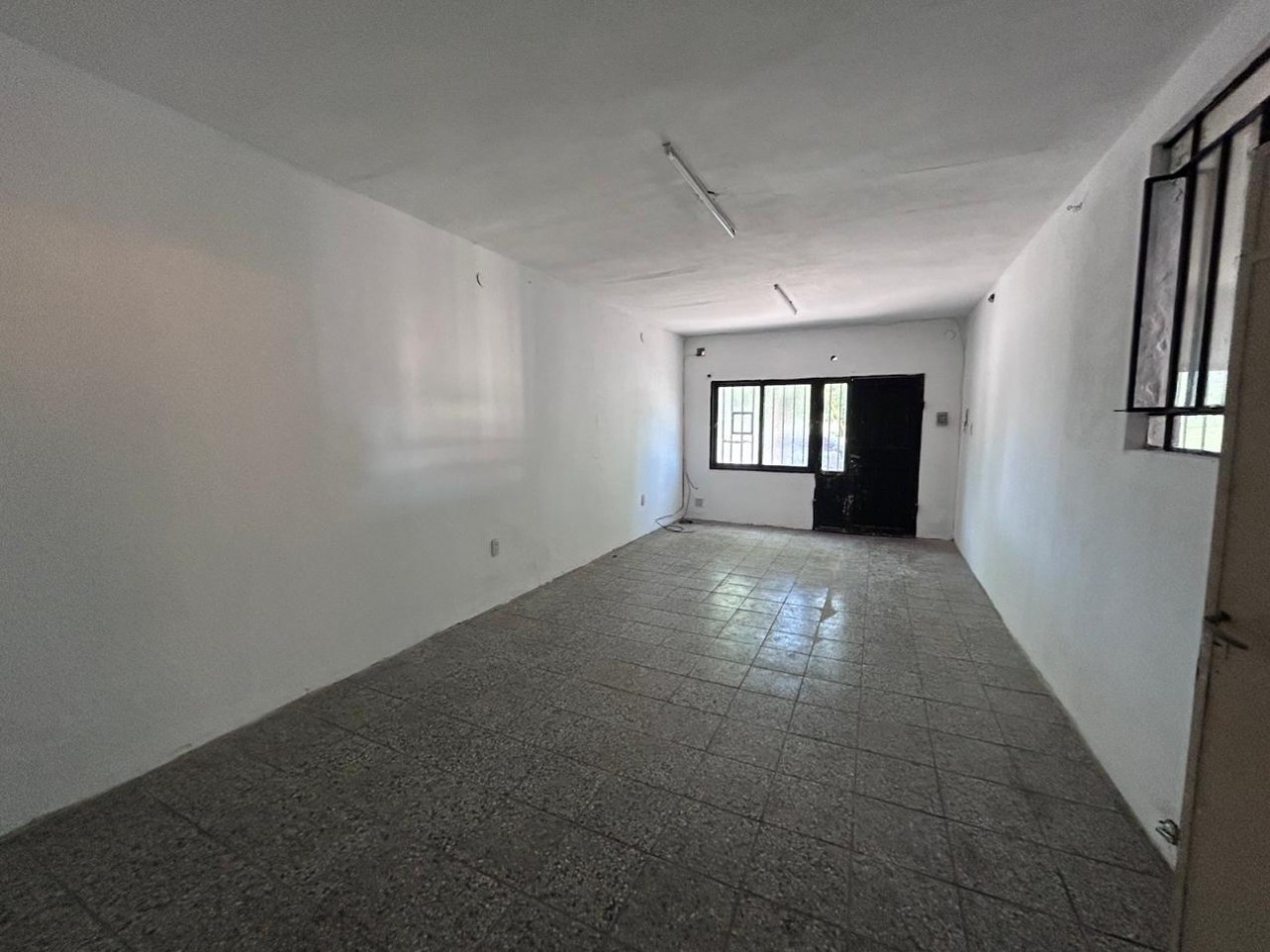 H Pujato 7995, dos dormitorios, cochera, patio amplio.