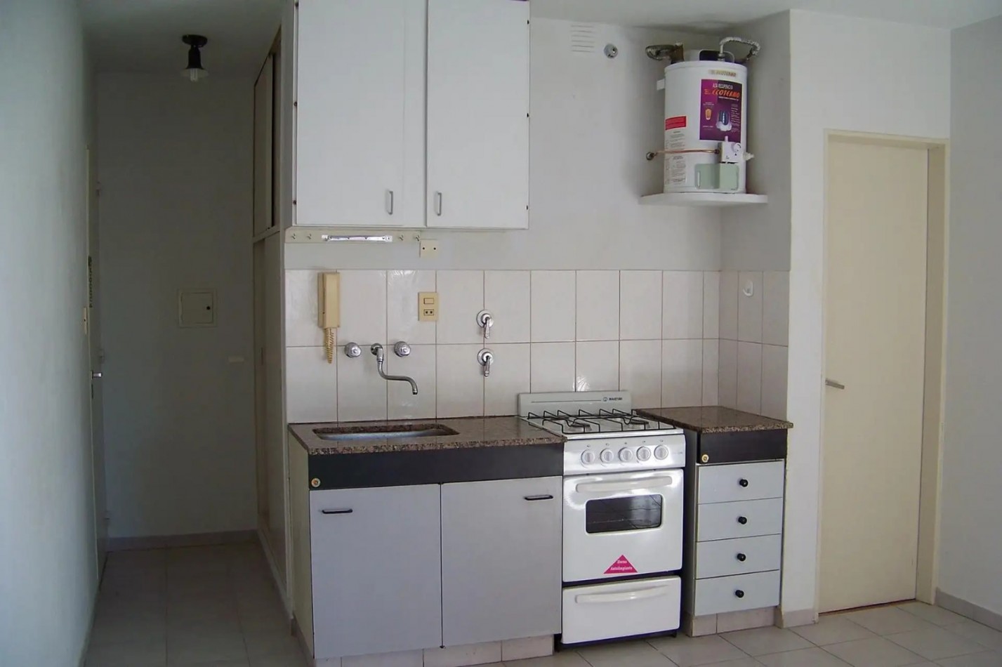 Chacabuco al 1900, departamento monoambiente, 2do piso.