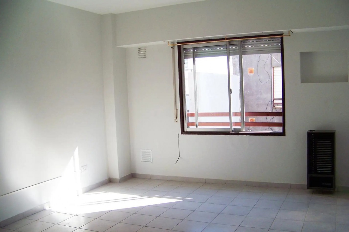 Chacabuco al 1900, departamento monoambiente, 2do piso.