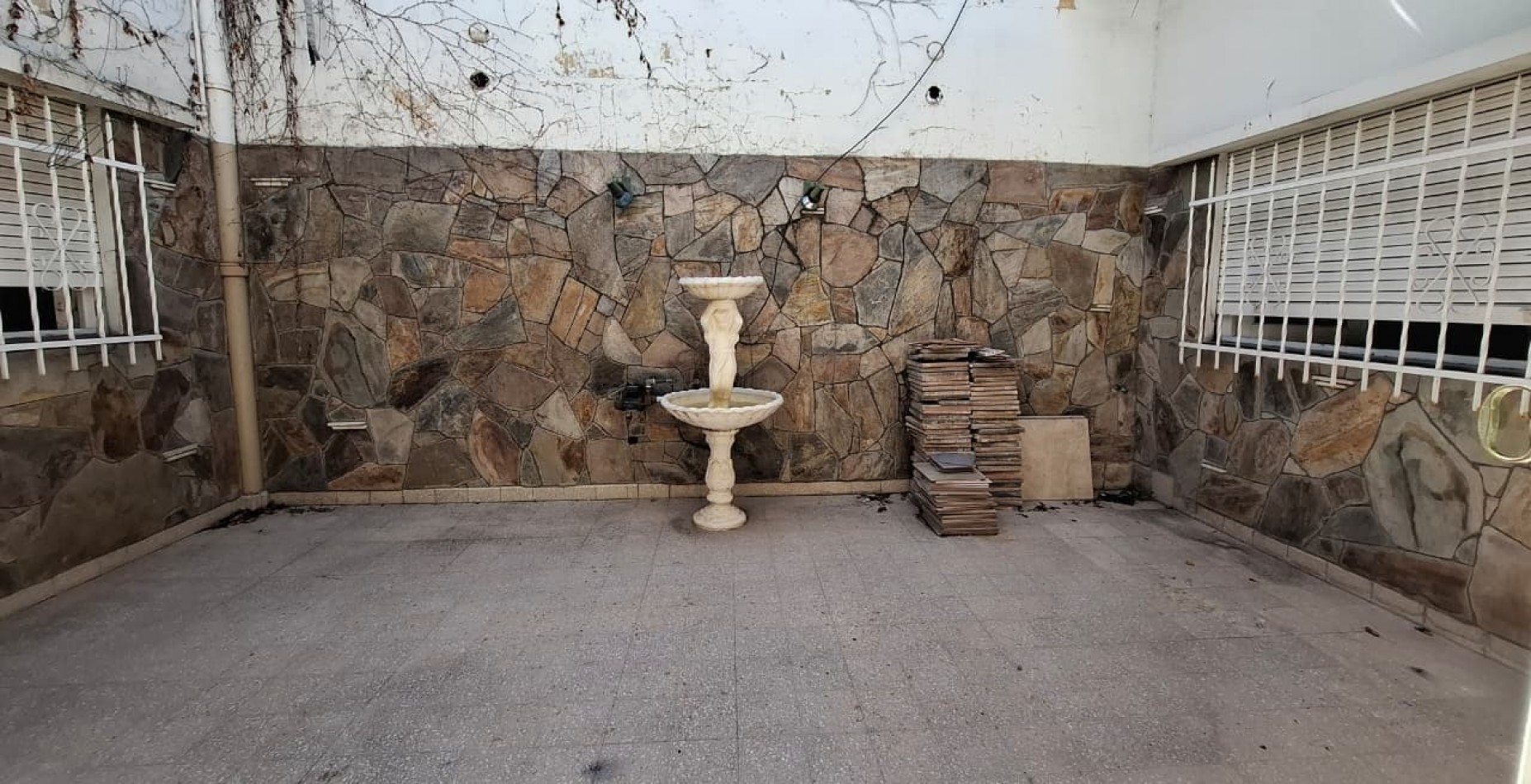 Reconquista al 900, excelente zona, casa amplia de 3 dormitorios, con oficina.