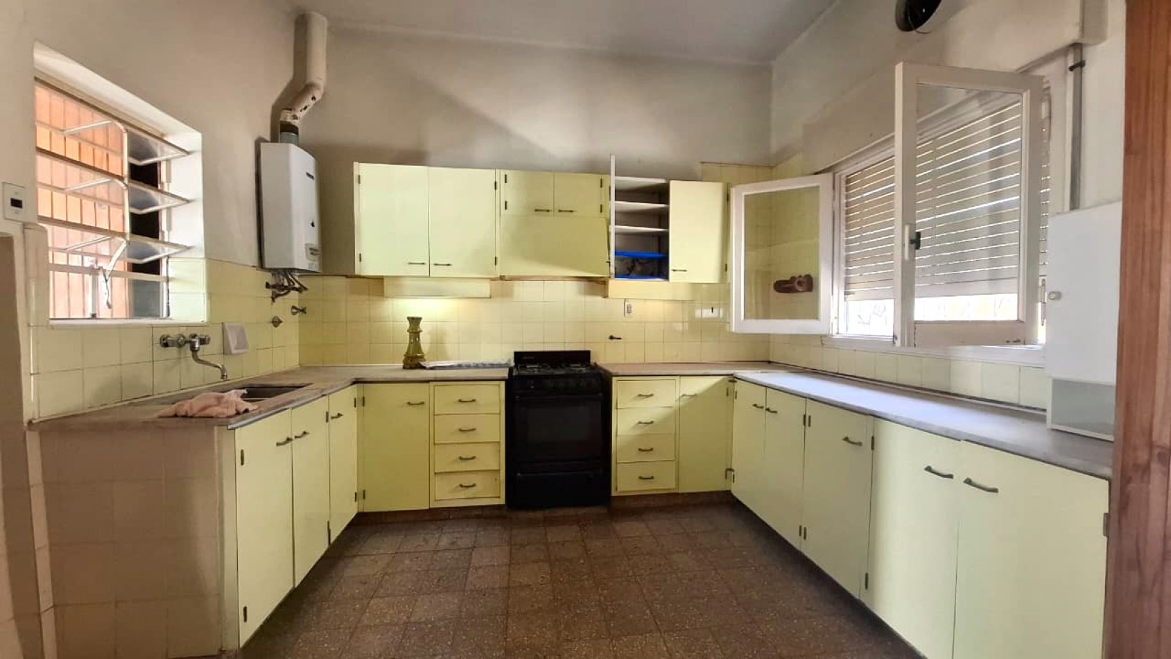 Reconquista al 900, excelente zona, casa amplia de 3 dormitorios, con oficina.