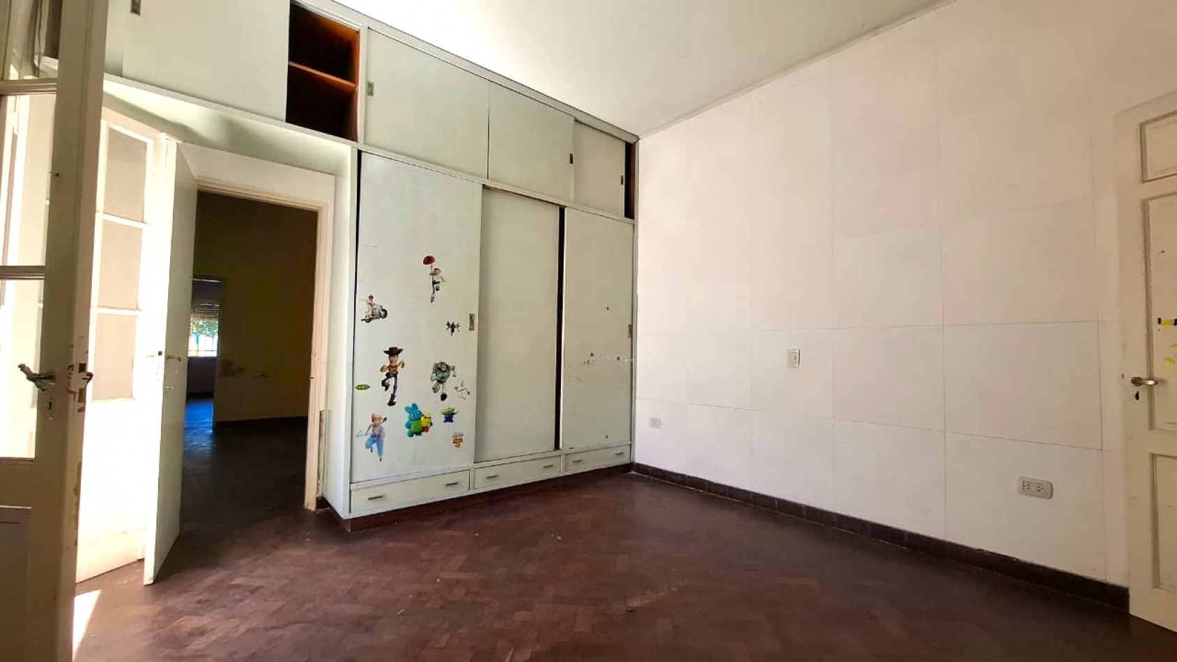 Reconquista al 900, excelente zona, casa amplia de 3 dormitorios, con oficina.