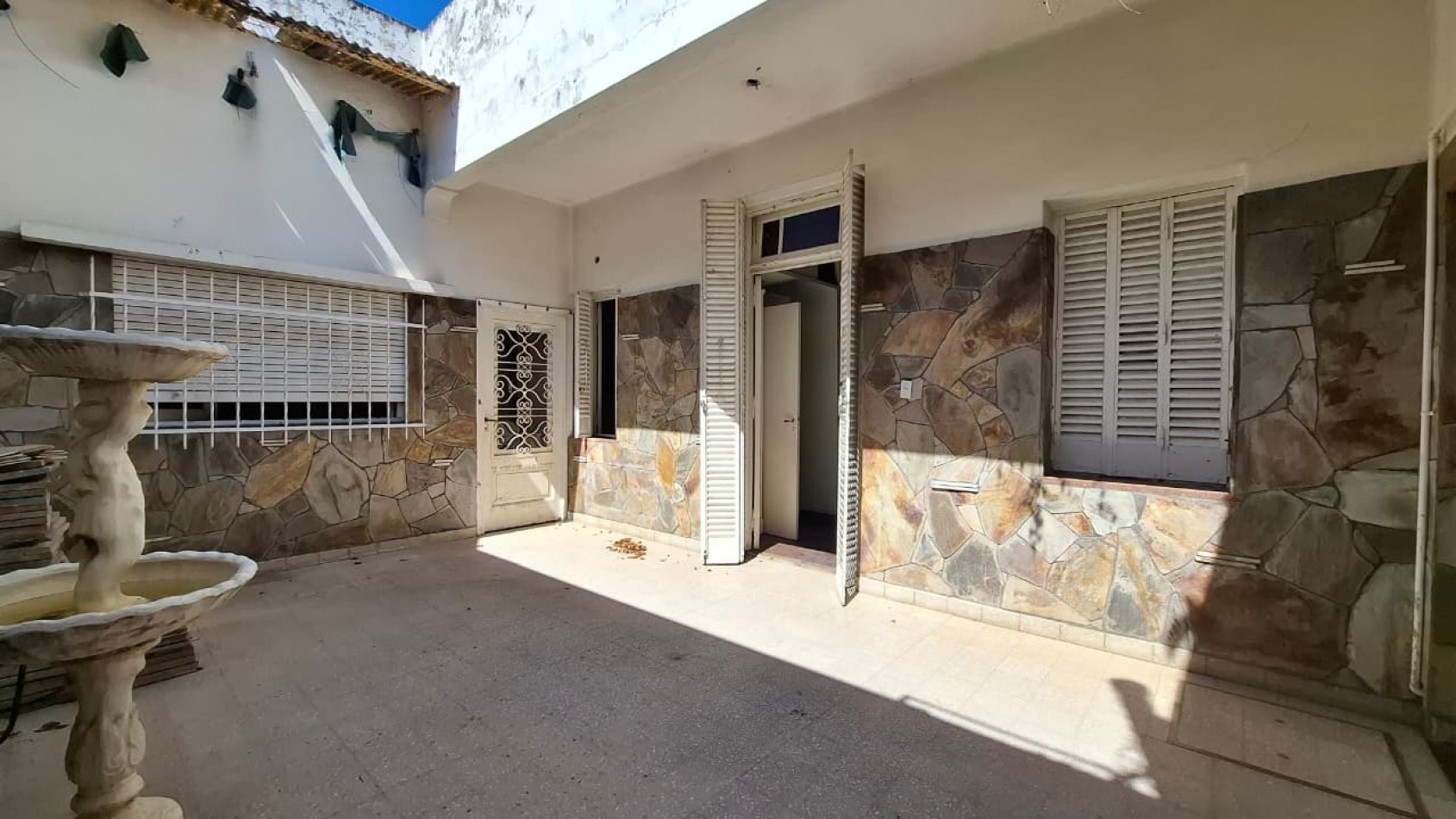 Reconquista al 900, excelente zona, casa amplia de 3 dormitorios, con oficina.