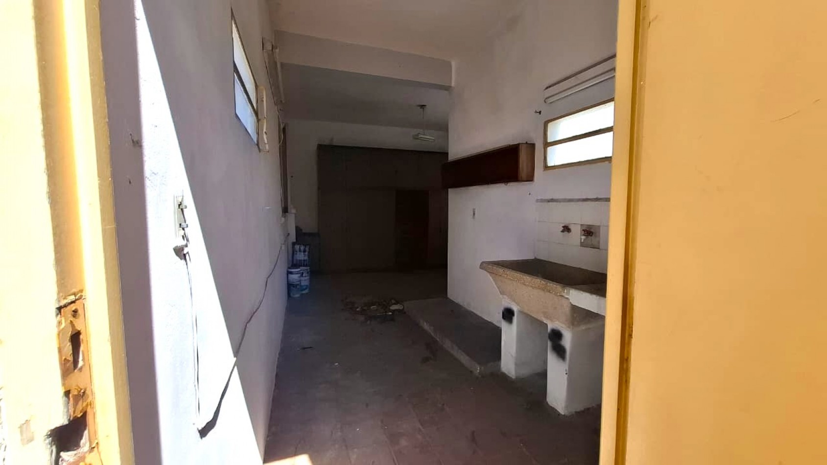 Reconquista al 900, excelente zona, casa amplia de 3 dormitorios, con oficina.