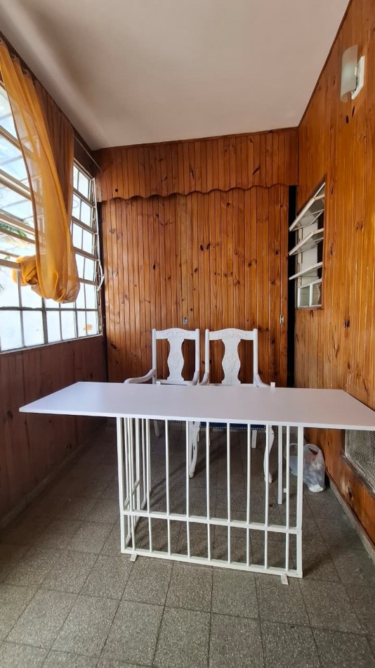 Reconquista al 900, excelente zona, casa amplia de 3 dormitorios, con oficina.