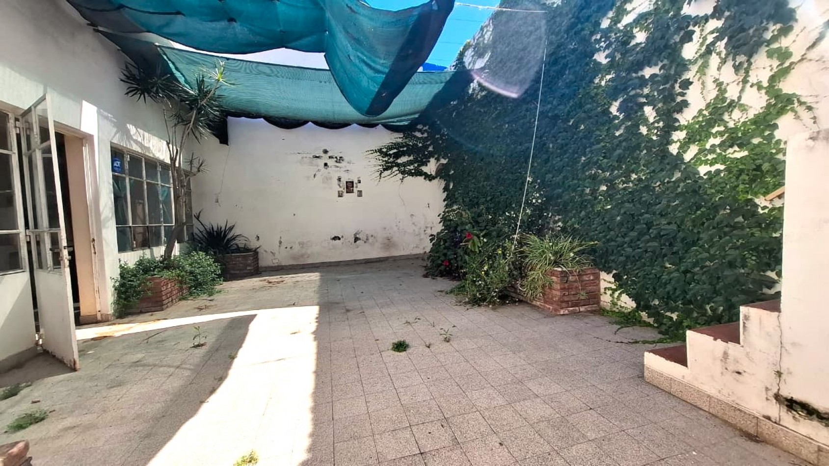 Reconquista al 900, excelente zona, casa amplia de 3 dormitorios, con oficina.