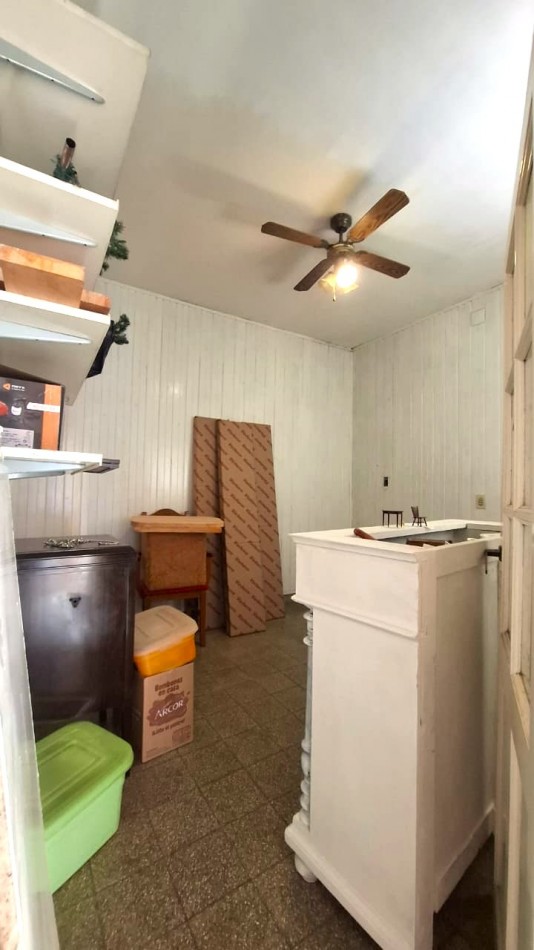 Reconquista al 900, excelente zona, casa amplia de 3 dormitorios, con oficina.