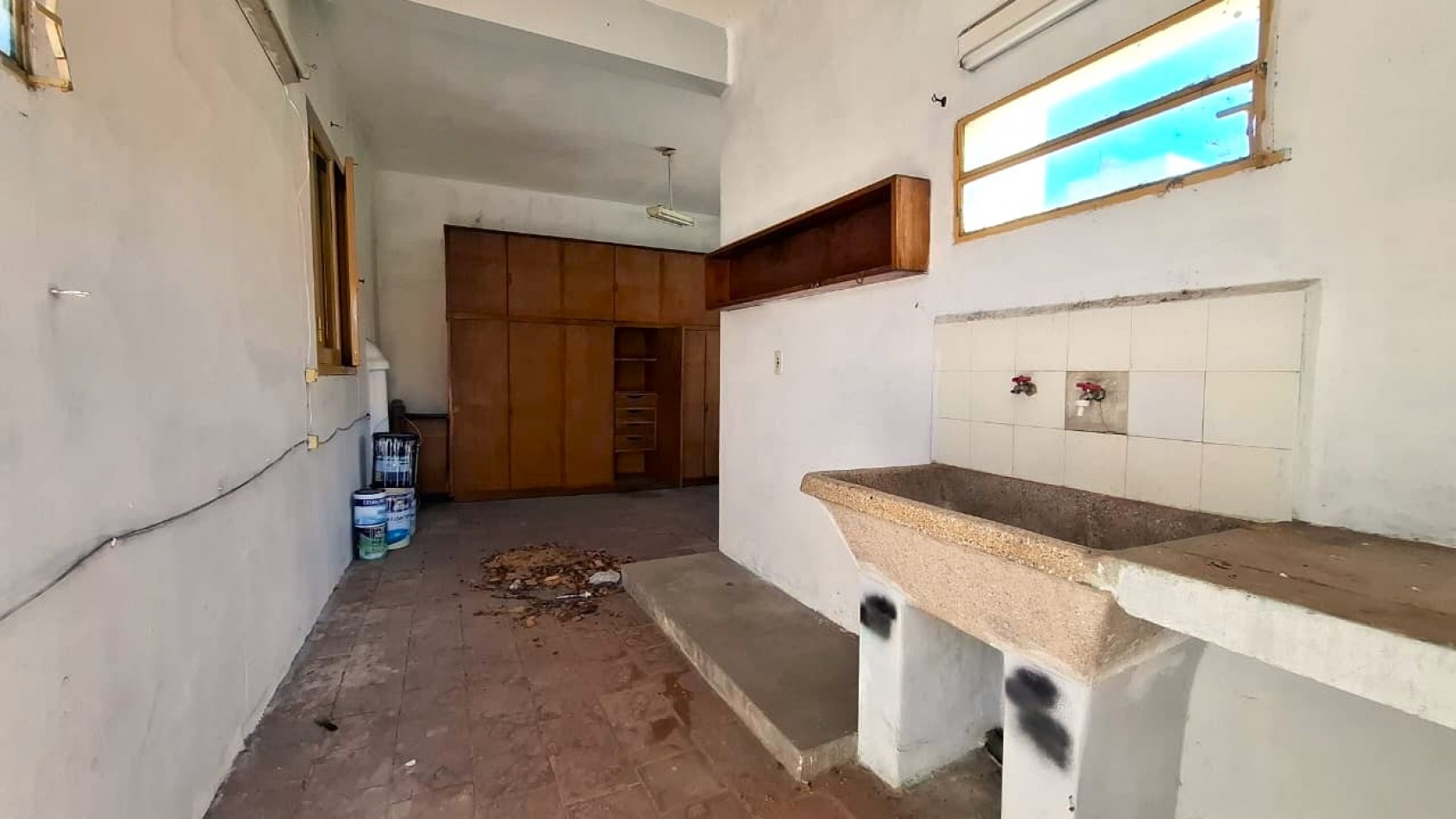 Reconquista al 900, excelente zona, casa amplia de 3 dormitorios, con oficina.