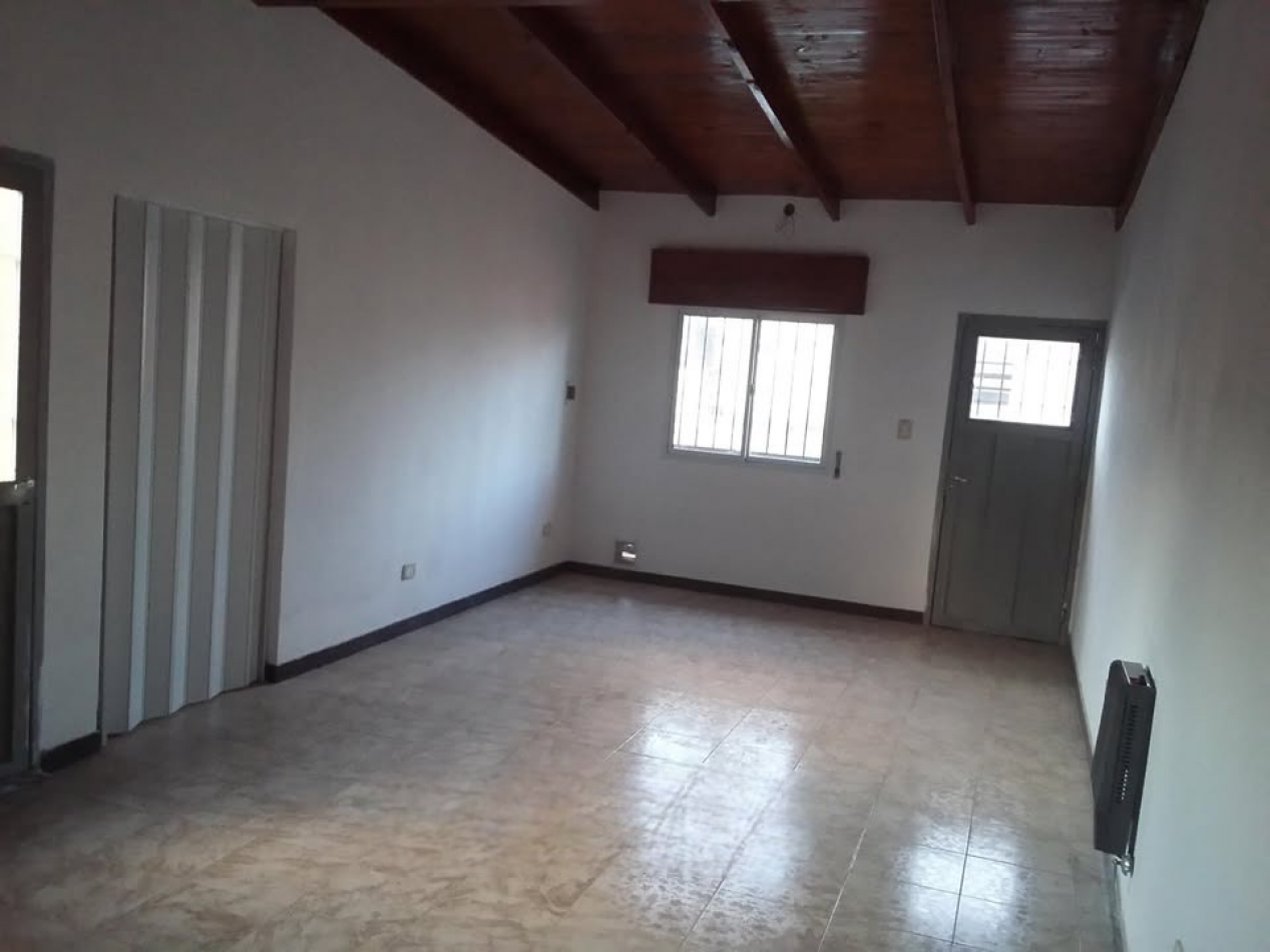 Junin 1200, propiedad interna, dos dormitorios, excelente estado.
