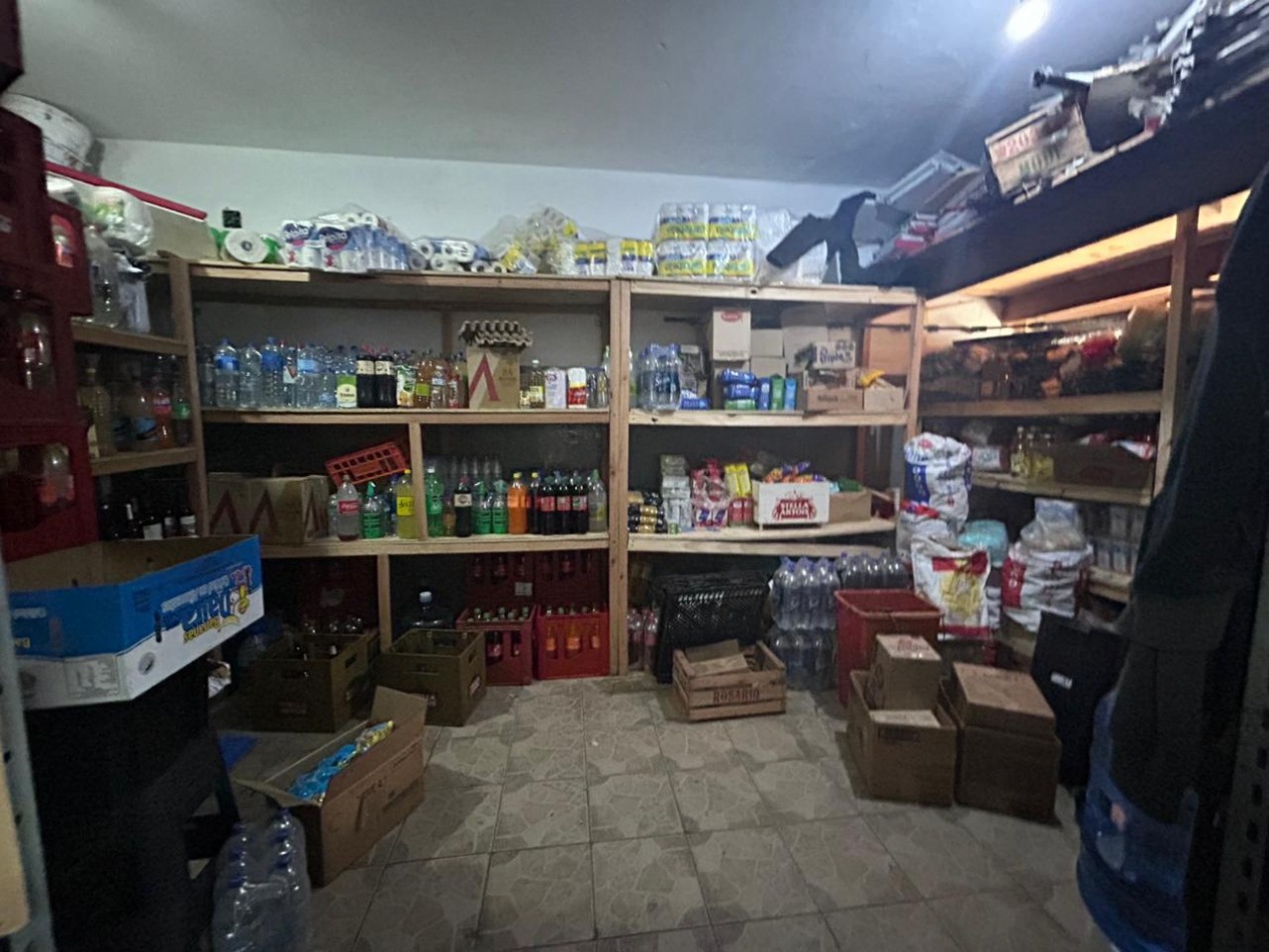 Corrientes 4400, esquina, 2 propiedades, casa en planta alta mas comercio en planta baja. 