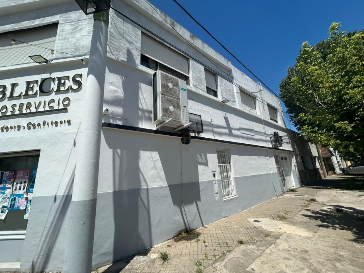 Corrientes 4400, esquina, 2 propiedades, casa en planta alta mas comercio en planta baja. 