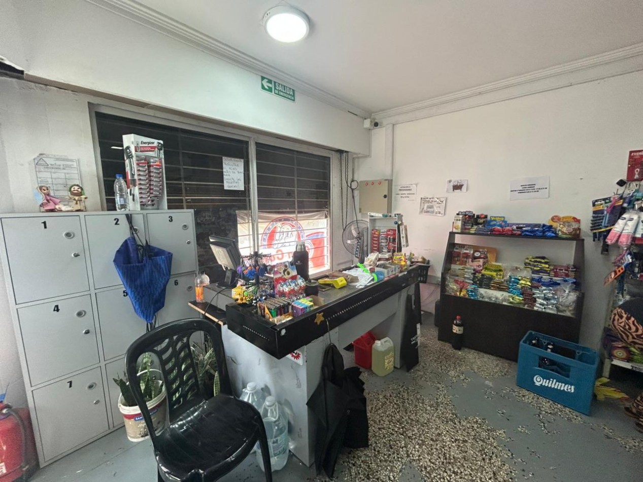 Corrientes 4400, esquina, 2 propiedades, casa en planta alta mas comercio en planta baja. 