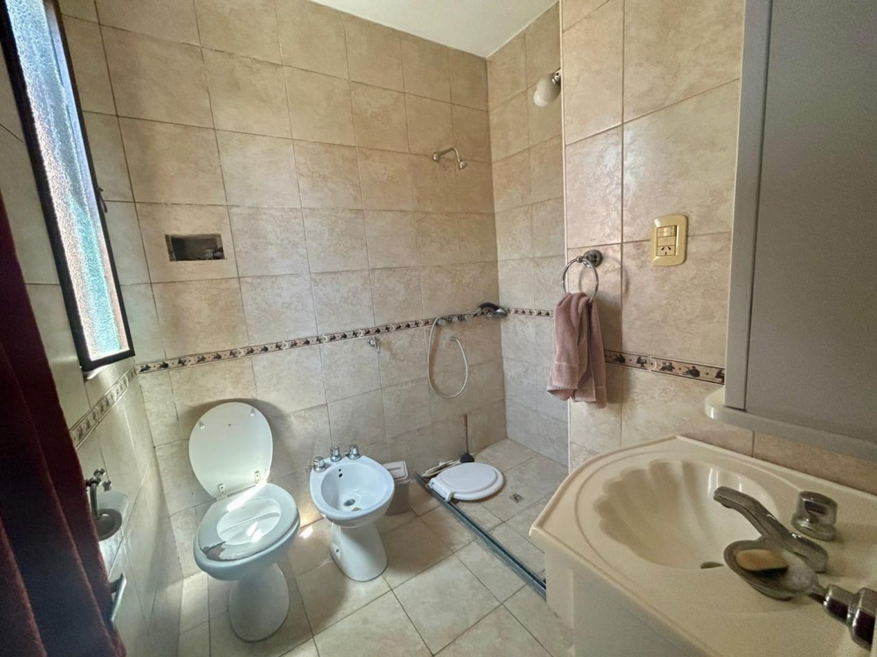 Corrientes 4400, esquina, 2 propiedades, casa en planta alta mas comercio en planta baja. 