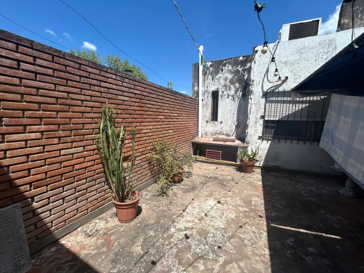 Corrientes 4400, esquina, 2 propiedades, casa en planta alta mas comercio en planta baja. 