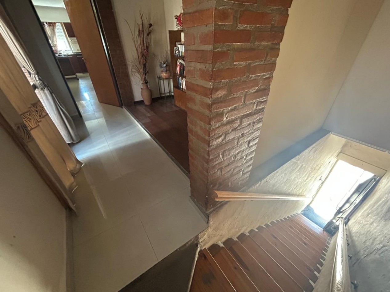 Corrientes 4400, esquina, 2 propiedades, casa en planta alta mas comercio en planta baja. 