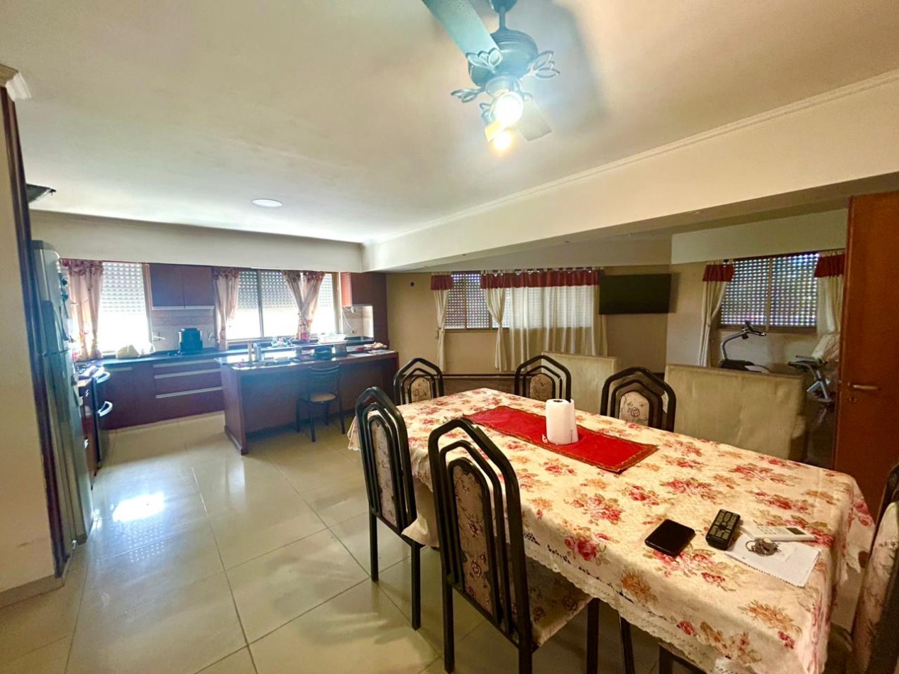 Corrientes 4400, esquina, 2 propiedades, casa en planta alta mas comercio en planta baja. 